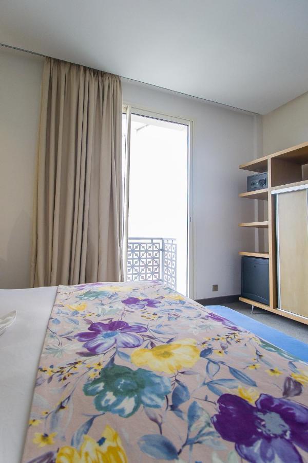 Mandarin Palace Hotel & Spa Tánger Exterior foto A bedroom in a student residence hall