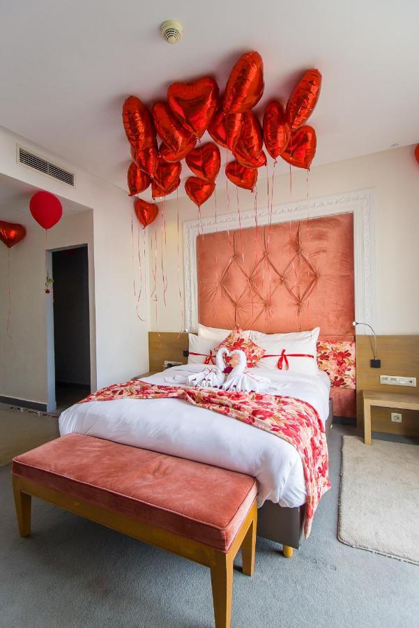 Mandarin Palace Hotel & Spa Tánger Exterior foto A bedroom decorated for Valentine's Day