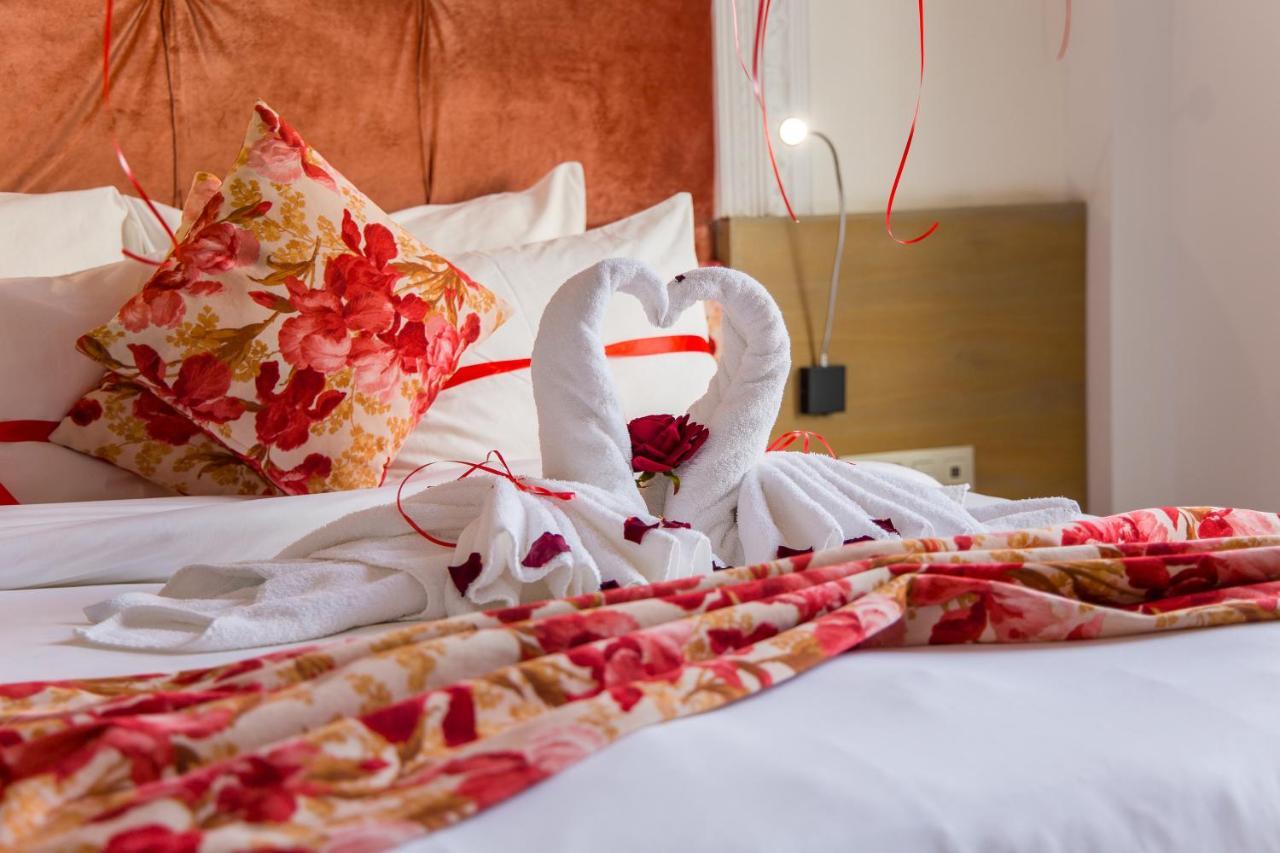 Mandarin Palace Hotel & Spa Tánger Exterior foto A bed with a heart-shaped towel